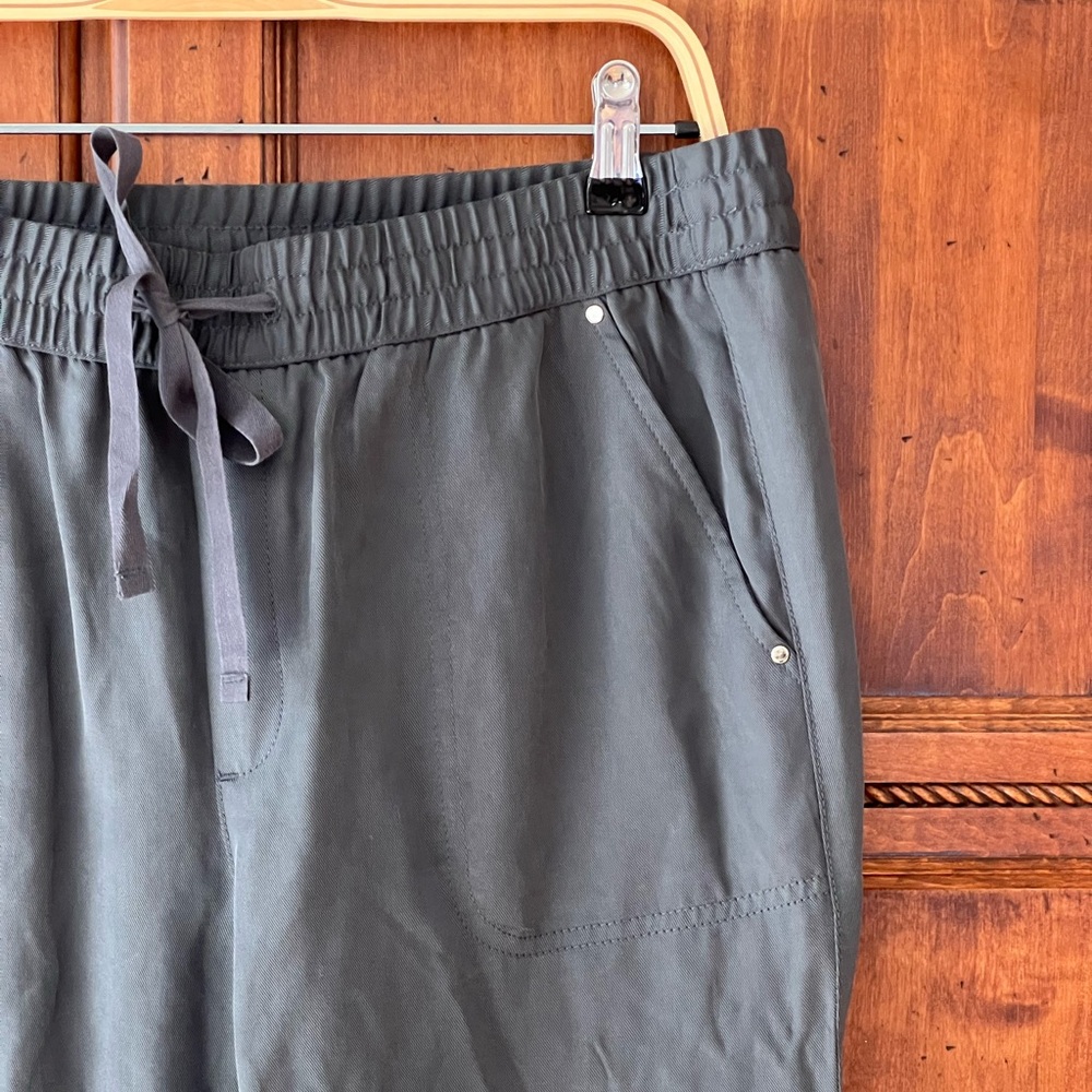 NWT Banana Republic Gray Cuffed Joggers | Size M | Cargo Pockets | Fall 2019 - Picture 11 of 17